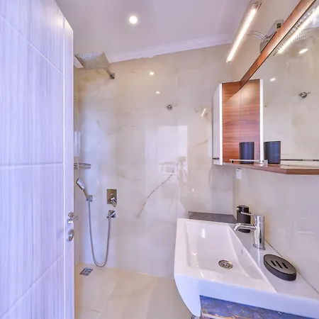 Lalezar Cavdir (Kas)