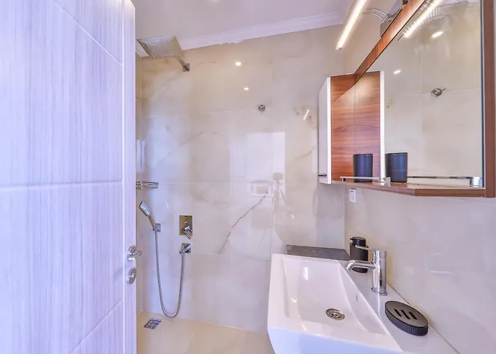 Lalezar Cavdir (Kas)